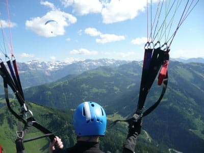Parapente au-dessus des montagnes de la Tarentaise